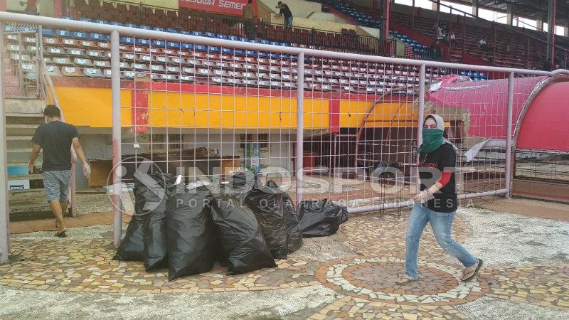 Sejumlah sampah yang dikumpulkan dalam Stadion Andi Matalatta. Copyright: Basri/INDOSPORT