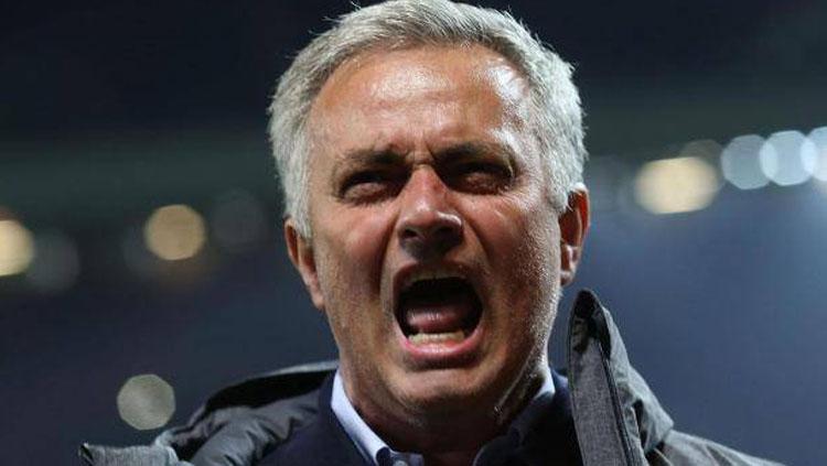 Jose Mourinho teriak dari pinggir lapangan memberi arahan Copyright: The Independent