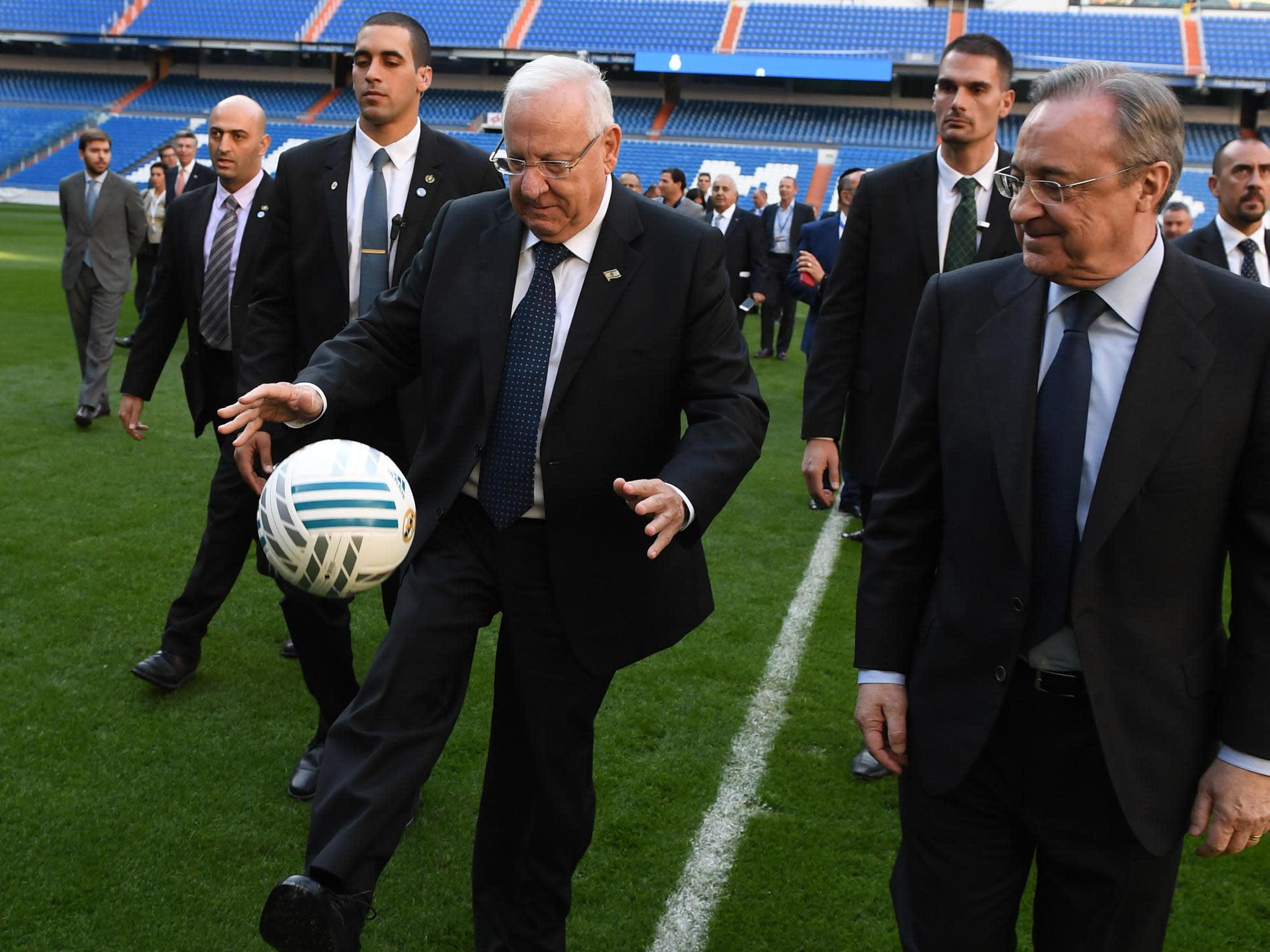 Rivlin menendang bola Copyright: Jerusallem Post