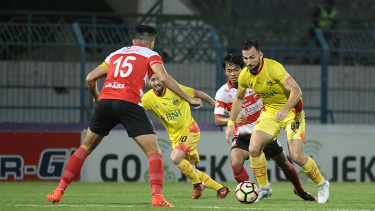 Aksi Spaso di Tengah Pemain Madura United. Copyright: MEDIA BHAYANGKARA