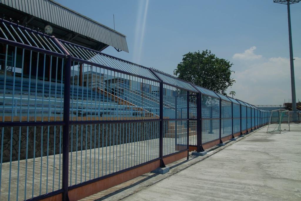 Stadion Surajaya Lamongan menjadi sangat memprihatinkan karena tidak pernah dipakai setelah kompetisi Liga 1 2020 ditunda. - INDOSPORT