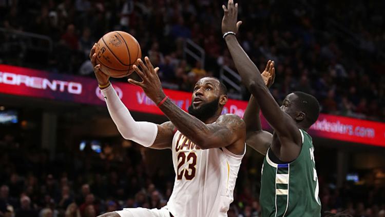 Thon Maker (belakang) berusaha menggagalkan aksi LeBron James. Copyright: INDOSPORT