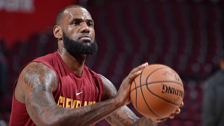 LeBron James saat akan shoot bola ke net lawan. Copyright: INDOSPORT