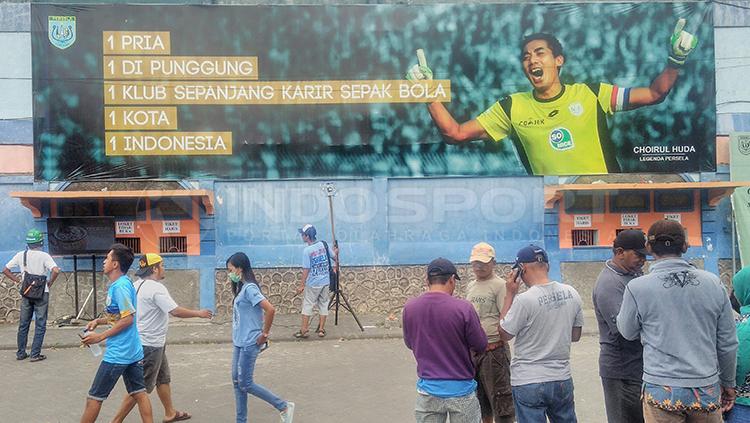 La Mania bersiap memasuki Stadion Gelora Surajaya untuk menyaksikan laga Persela Lamongan di Liga 1 2019. - INDOSPORT