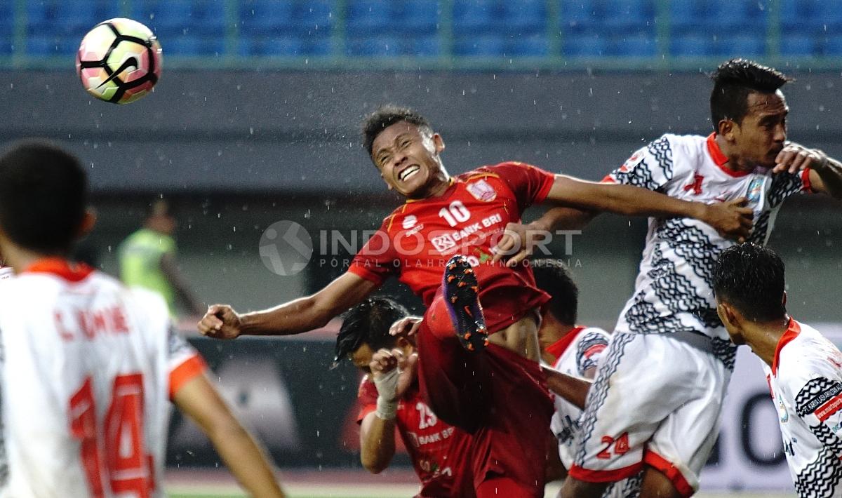 Duel udara permainan antara Persis Solo melawan Martapura FC. Herry Ibrahim/INDOSPORT