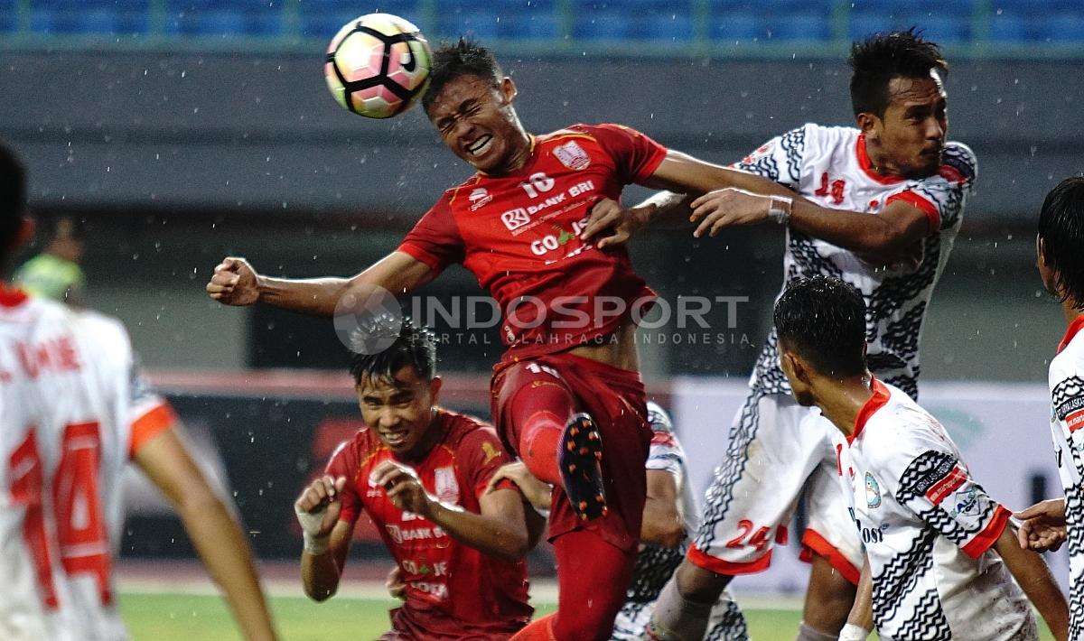 Duel udara permainan antara Persis Solo melawan Martapura FC. Herry Ibrahim/INDOSPORT