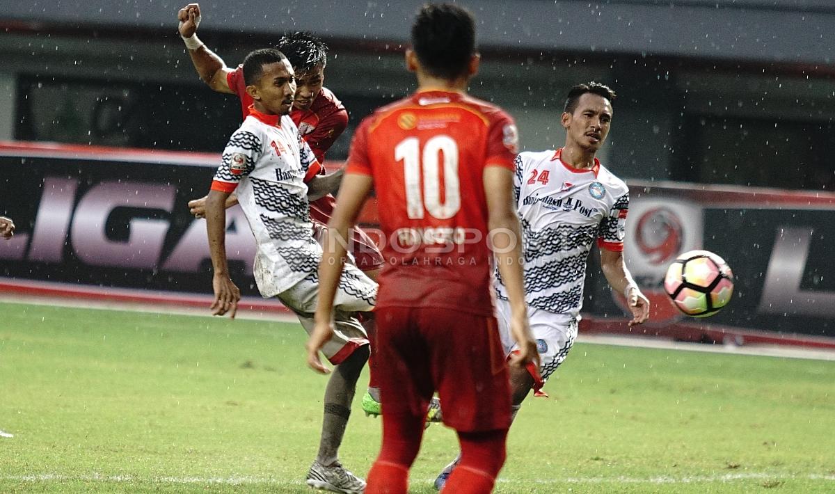 Dua pemain Martapura FC tengah menghalau tendangan salah satu pemain Persis Solo. Herry Ibrahim/INDOSPORT