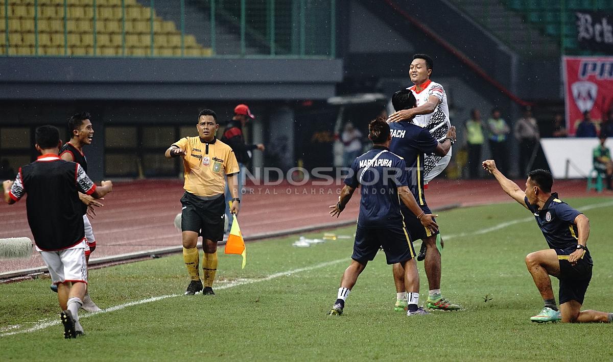 Selebrasi pemain Martapura FC usai cetak gol ke gawang Persis Solo. Herry Ibrahim/INDOSPORT