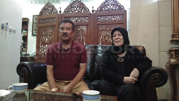 Umuh Muchtar dan istri saat menemui para pewarta.