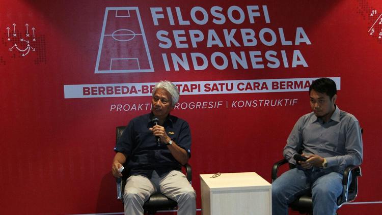 Danurwindo (kiri) saat berpidato dalam acara peluncuran buku filosofi sepakbola Indonesia. Copyright: PSSI