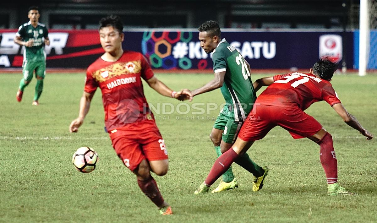 Salah satu pemain Kalteng (kanan) tampak menjegal pemain PSMS Medan. Herry Ibrahim/INDOSPORT