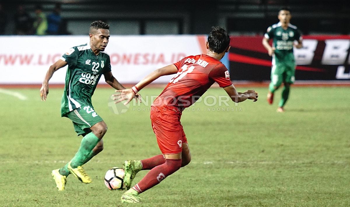 Pemain PSMS Medan tengah membawa bola dan pemain Kalteng berusaha menggagalkannya. Herry Ibrahim/INDOSPORT