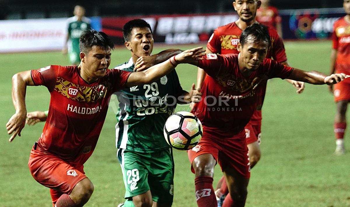Pemain PSMS Medan tampak tidak bisa melewati dua pemain Kalteng. Herry Ibrahim/INDOSPORT Copyright: Herry Ibrahim/INDOSPORT