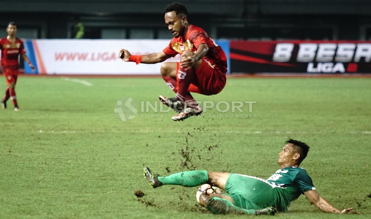 Pemain Kalteng melompat ke udara untuk menghindari jegalan dari pemain PSMS Medan. Herry Ibrahim/INDOSPORT Copyright: Herry Ibrahim/INDOSPORT