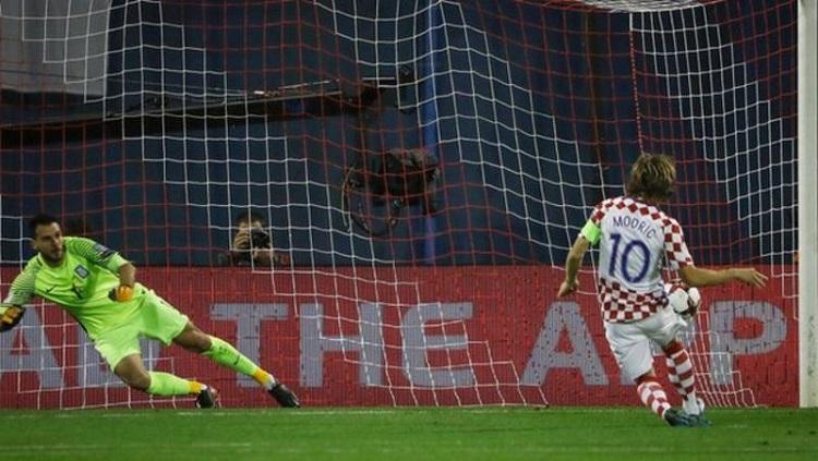 Modric berhasil mengeksekusi pinalti dan mengantar Kroasia unggul atas Yunani Copyright: Internet