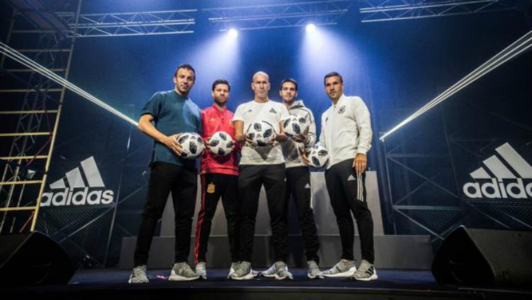 Zinedine Zidane, Lukas Podolski, Xabi Alonso, Kaka, dan Alessandro Del Piero dalam peluncuran Telstar 18. - INDOSPORT