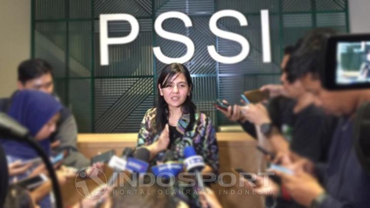 Sekjen PSSI, Ratu Tisha Destria tengah mengadakan jumpa pers di Kantor PSSI. Copyright: Muhammad Adiyaksa/INDOSPORT