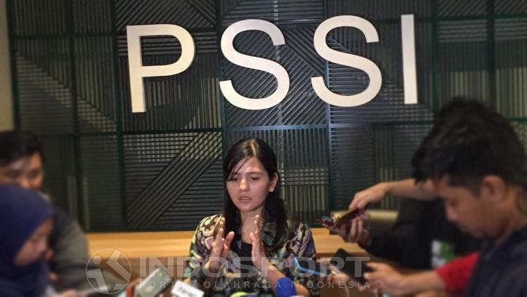 Sekjen PSSI, Ratu Tisha Destria tengah mengadakan jumpa pers di Kantor PSSI.