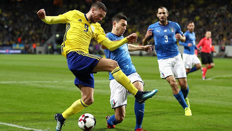 Aksi Marcus Berg saat mencoba membongkar pertahanan Italia.
