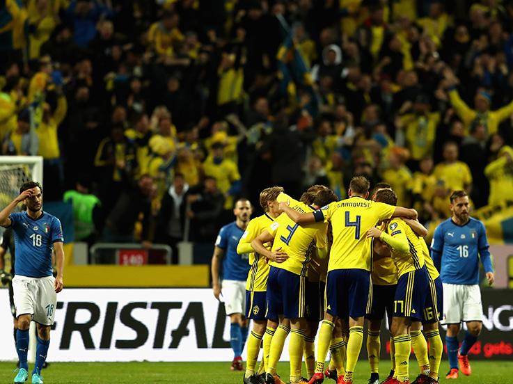 Selebrasi para pemain Swedia usai membobol gawang Italia. Copyright: Getty Images