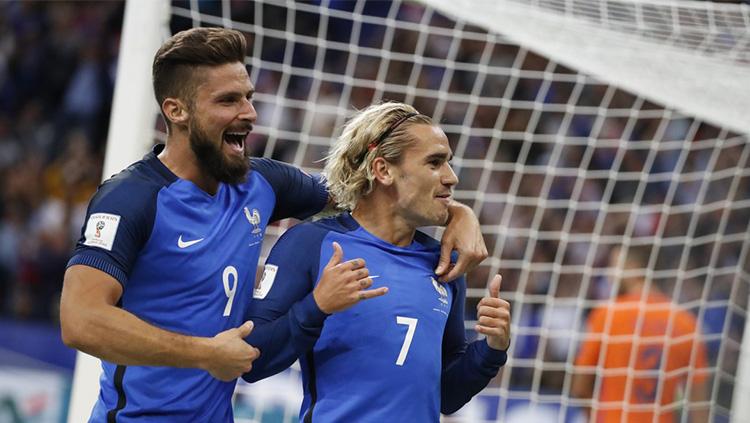 Selebrasi Antoine Griezmann dan Olivier Giroud usai bobol gawang Wales. Copyright: Twitter @TheSportsman