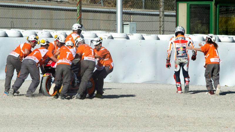 Marc Marquez saat terjatuh di free practice 2.