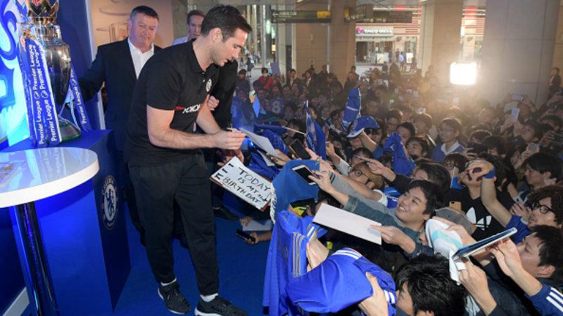 Frank Lampard saat memberikan tanda tangan kepada fansnya dan fans Chelsea di Tokyo, Jepang. Copyright: INDOSPORT