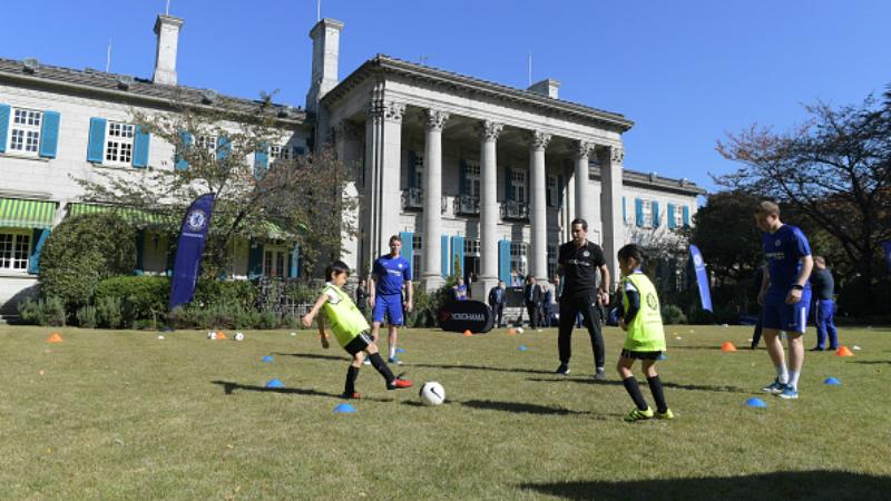 Frank Lampard (baju hitam/tengah) saat mengadakan coaching clinic kepada anak-anak di Jepang. Copyright: INDOSPORT