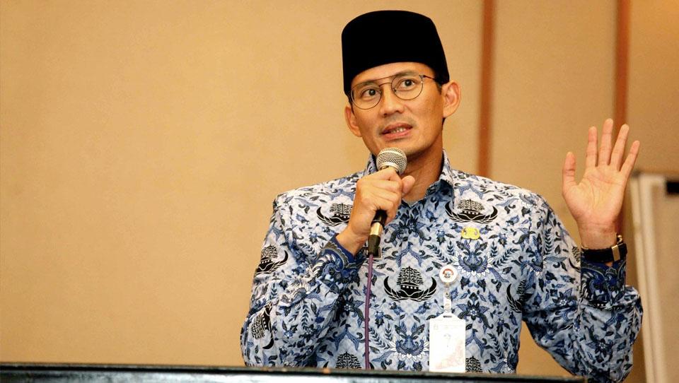 Wakil Gubernur DKI Jakarta, Sandiaga Uno tidak memperdulikan komentar miring terkait bendera yang menggunakan bambu sebagai tiang.