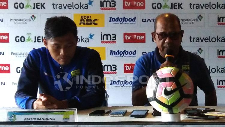 Emral Abus dalam konferensi pers jelang laga Persib vs Perseru. Copyright: Gita Agiet/INDOSPORT