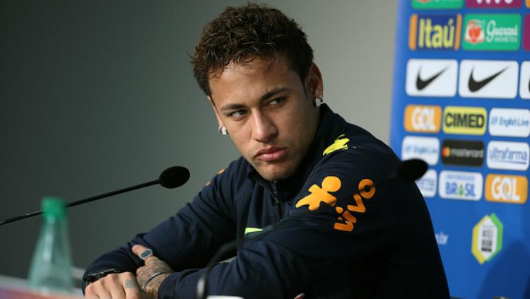 Neymar dalam konferensi pers.