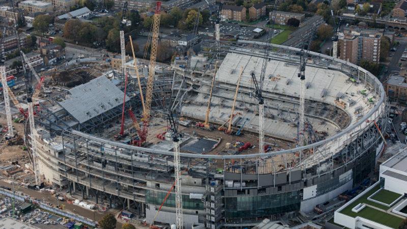 Stadion White Hart Lane yang baru tampak berbentuk seperti setengah lingakaran. Copyright: INDOSPORT
