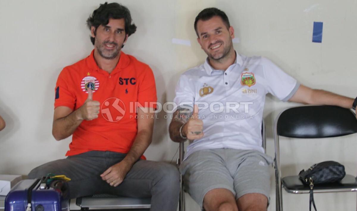 Pelatih BFC, Simon McMenemy dan Pelatih Persija Jakarta Stefano Cugurra Teco foto bersama sebelum melakukan jumpa pers.