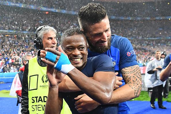 Giroud dan Evra saat membela Timnas Prancis. Copyright: INDOSPORT