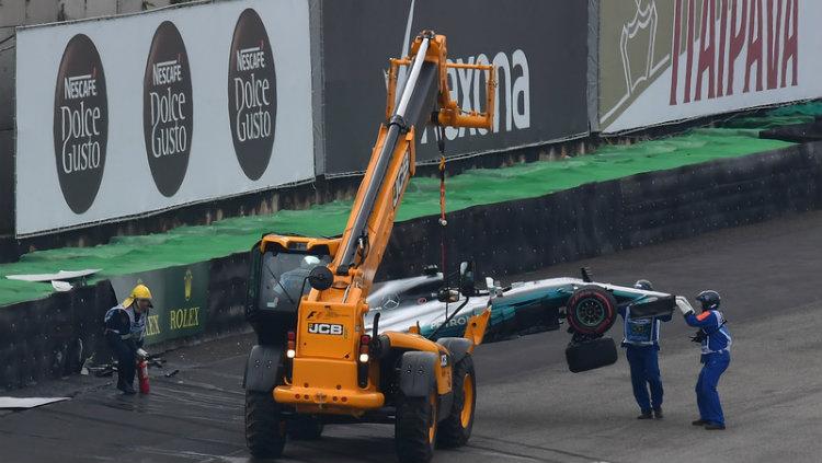 Mobil Hamilton diangkut setelah menabrak dinding pembatas di sesi Kualifikasi Pertama G1 GP Brasil 2017. Copyright: LAT Photo