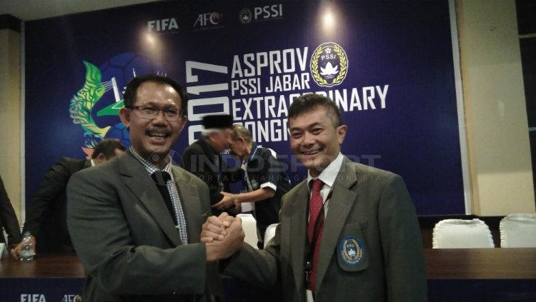 Ketua Umum Asprov PSSI Jabar Periode 2017-2021, Tommy Apriantono (kanan) berjabat tangan dengan Wakilnya Aji G Sugiyat (kiri) yang terpilih dalam KLB Asprov PSSI Jabar di Gedung Asprov PSSI Jabar, Copyright: INDOSPORT/Gita Agiet