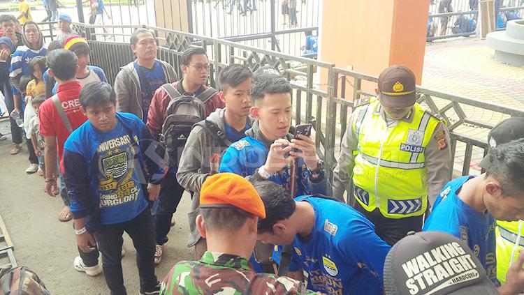 Bobotoh saat diperiksa keamanan akan masukin stadion untuk menyaksikan pertandingan Persib Bandung. Copyright: Arif Rahman/INDOSPORT