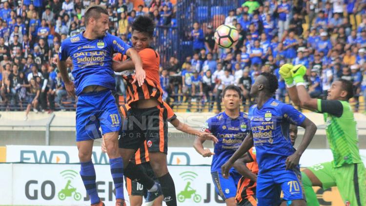 Duel udara Raphael Maitimo (kiri) dengan pemain Perseru Serui. Copyright: Arif Rahman/INDOSPORT