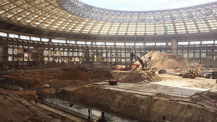 Stadion Luzhniki saat direnovasi. Copyright: INDOSPORT