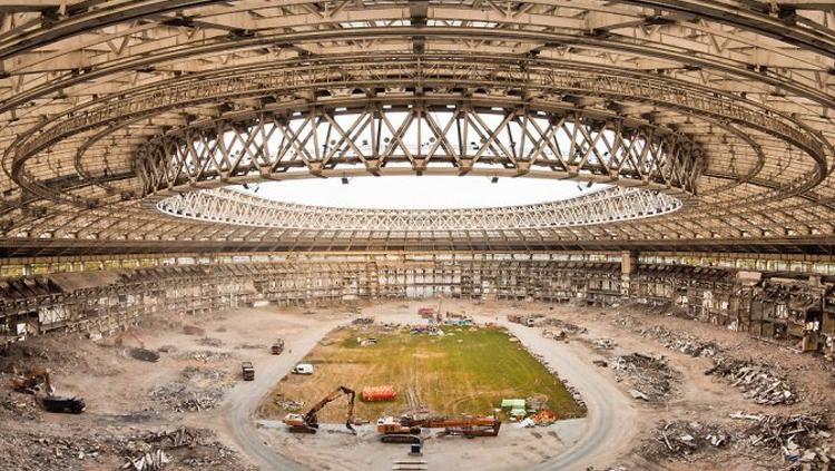 Stadion Luzhniki saat direnovasi. Copyright: INDOSPORT