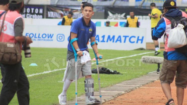 Kim Kurniawan yang masih cedera datang langsung untuk menyaksikan pertandingan Persib. Copyright: Arif Rahman/INDOSPORT
