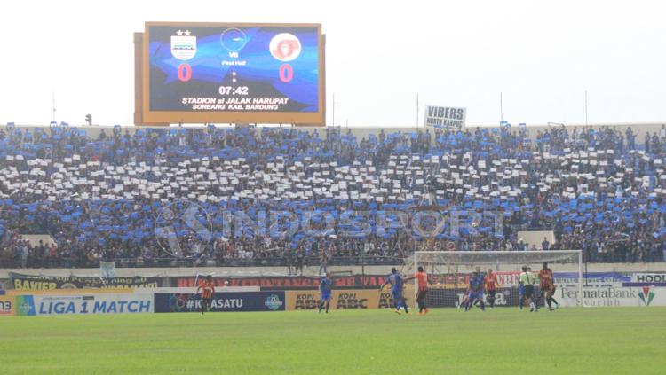 Papan skor pertandingan Persib Bandung vs Perseru Serui. Copyright: Arif Rahman/INDOSPORT