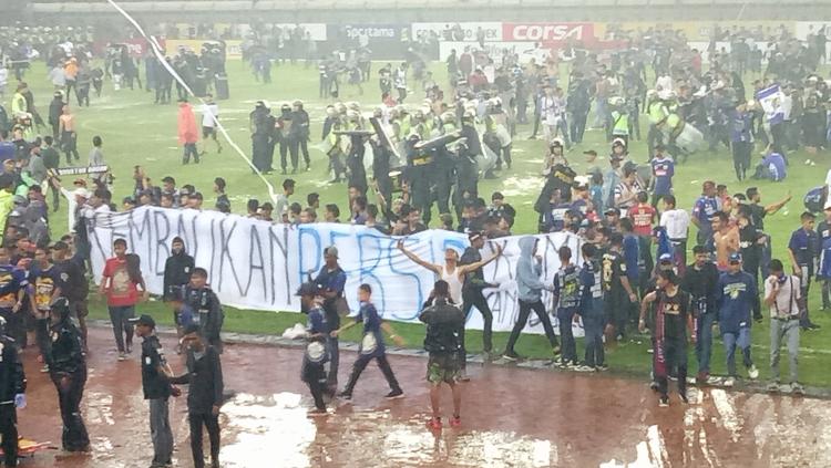 Kerusuhan Bobotoh karena kecewa dengan penampilan Persib Bandung. Copyright: Twitter@Ultrasunda1933