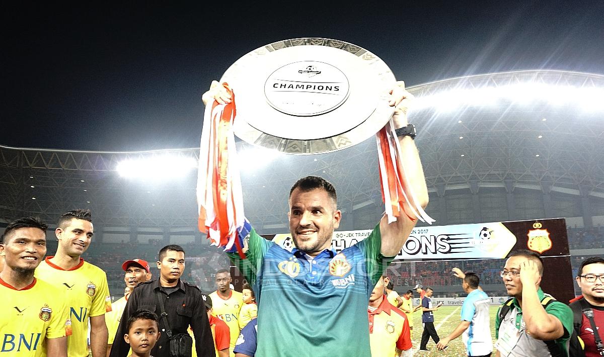Simon McMenemy mengangkat trofi juara Liga 1 2017.