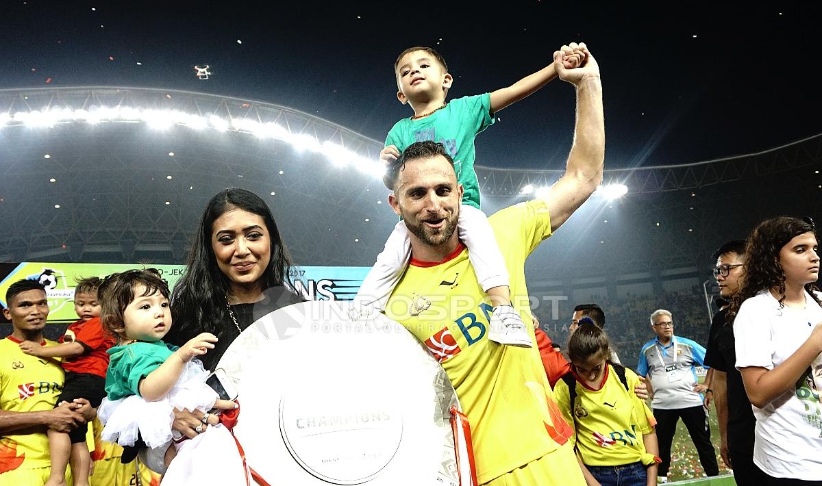 Spasojevic bersama keluarga mengangkat trofi juara Liga 1 2017.