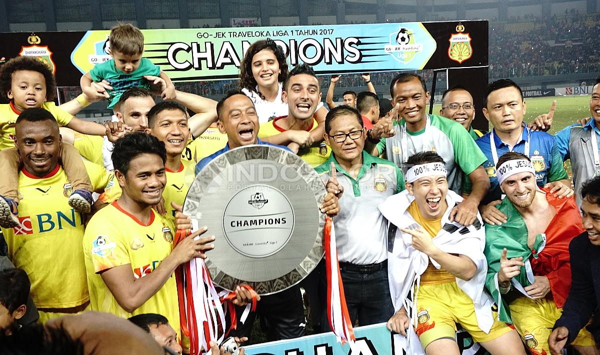Skuat Bhayangkara FC merayakan keberhasilan menjadi juara Liga 1 2017.