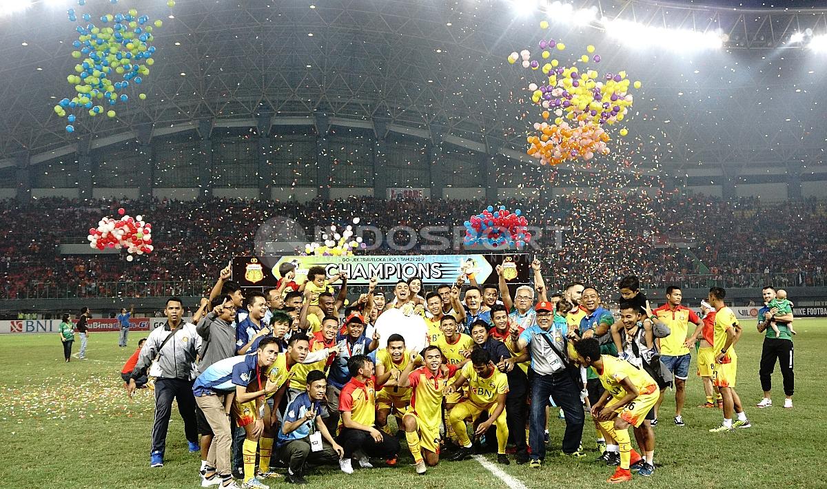 Skuat Bhayangkara FC merayakan keberhasilan menjadi juara Liga 1 2017. Copyright: Herry Ibrahim/INDOSPORT