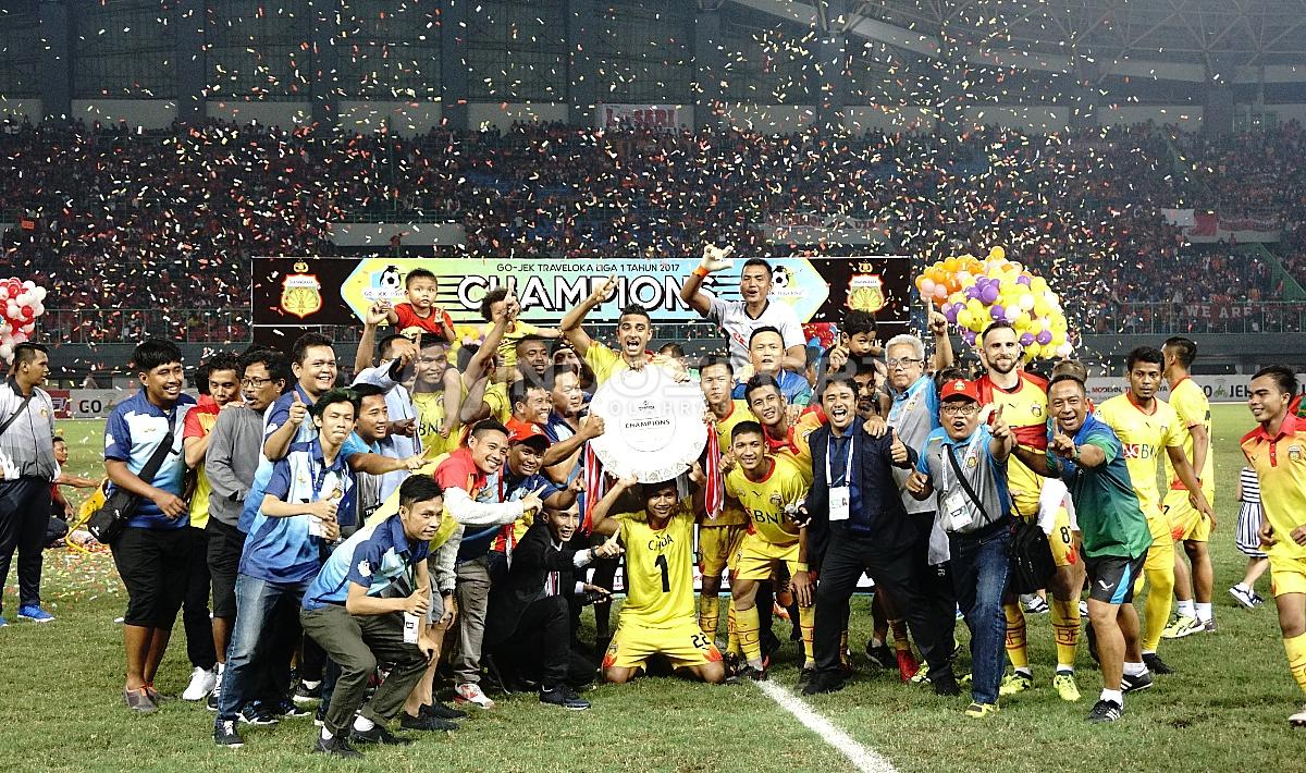 Skuat Bhayangkara FC merayakan keberhasilan menjadi juara Liga 1 2017. Copyright: Herry Ibrahim/INDOSPORT