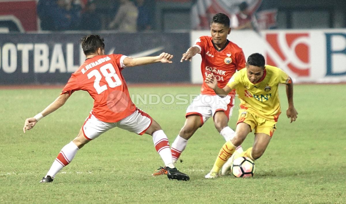 Evan Dimas lepas dari kawalan 2 pemain Persija Jakarta Copyright: Herry Ibrahim/INDOSPORT