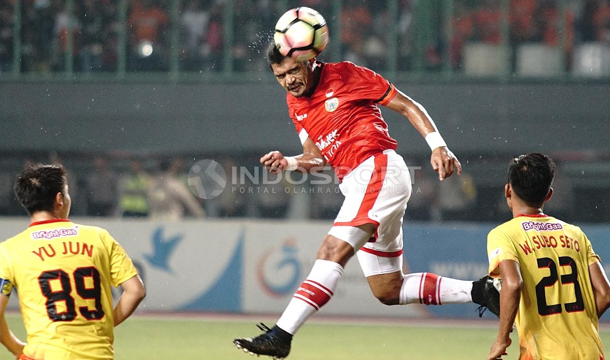 Aksi Bambang Pamungkas menanduk bola saat laga melawan Bhayangkara FC.